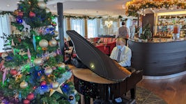 Piano player in the lounge