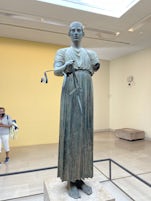 A statue at the Delphi museum 