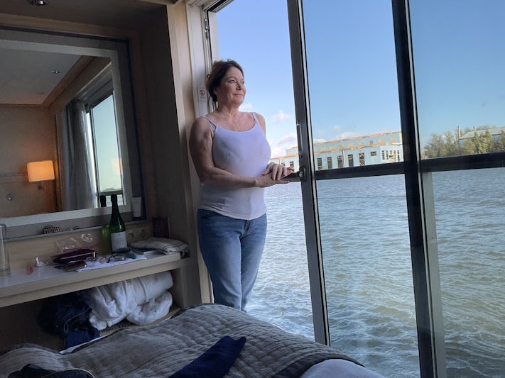 French balcony cabin, can sleep with door open and listen to the water ROMANTIC!