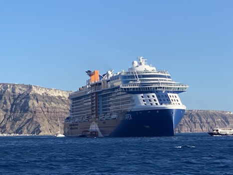 Ship in Santorini 