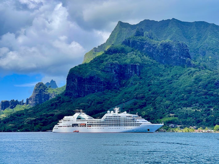 Seabourn Odyssey anchored in Cooks Bay Moorea