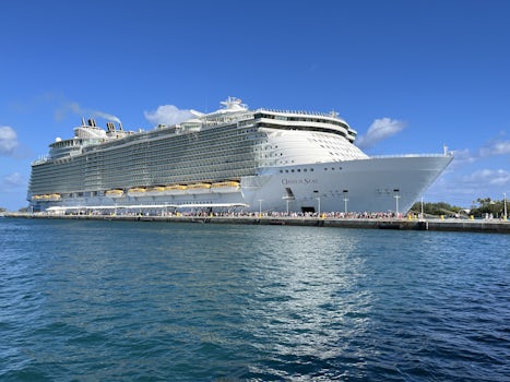 This is the Oasis of the seas at port 