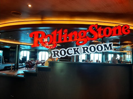 What should I say about this: I find it a bit weird that when HALs clientele is mainly 70+ why does the Rolling  Stone play hard rock. Up in the casino you could only hear the music and base that came from the Rock Room
