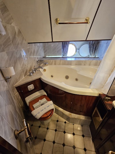Owner's Cabin bathroom, with bathtub "shower" that you can only stand in if you're shorter than 4'9", and a 31" (3 foot) drop from the bathtub edge to the floor.